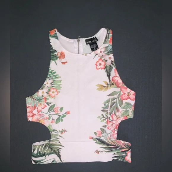 Super cute floral top with cutouts🌸 - Picture 4 of 7